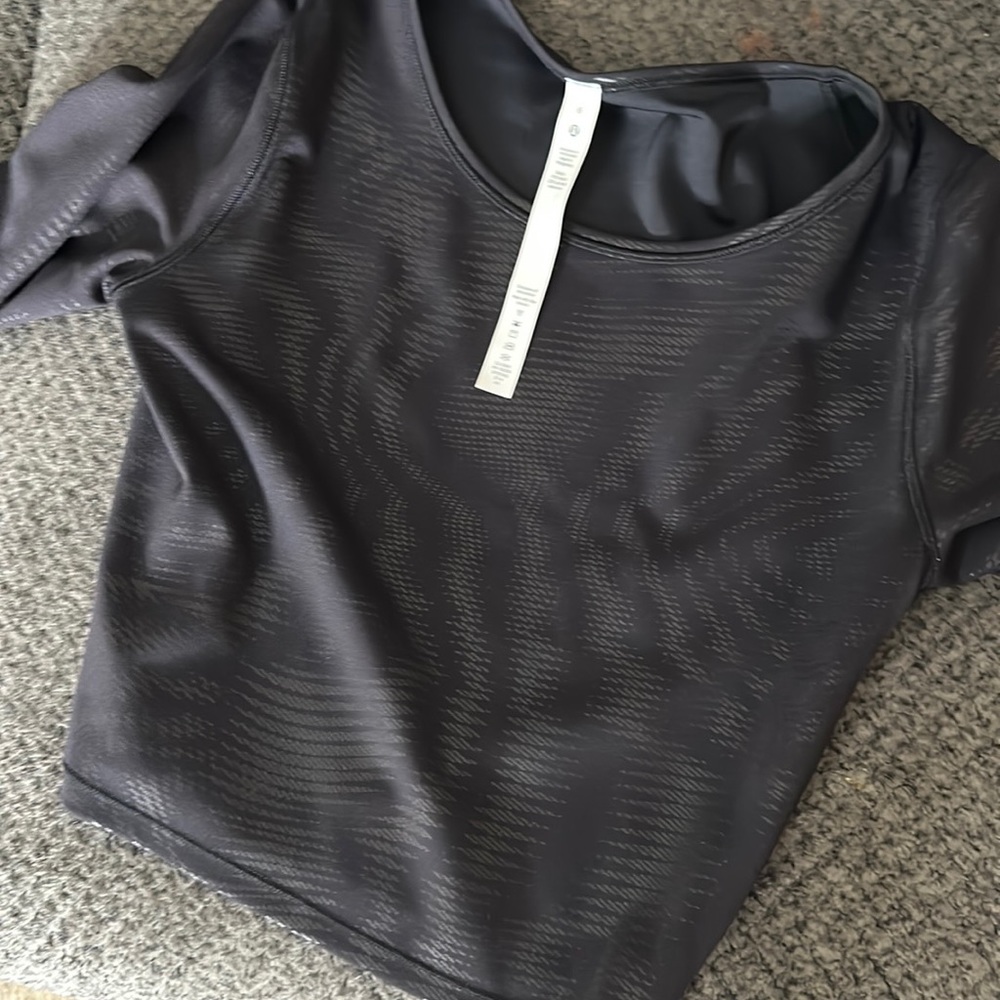 New Lululemon top never worn but pulled tags off
